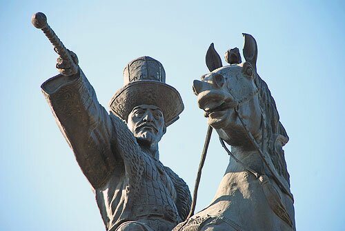Памятник Абылай хану в Алматы