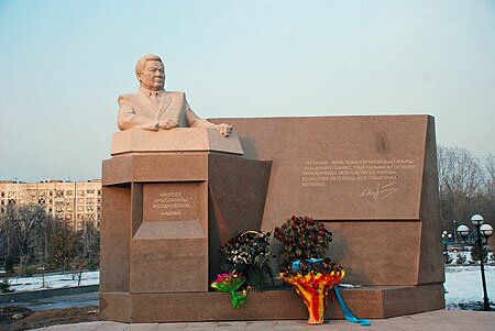 Памятник У. Джолдасбекову в Алматы