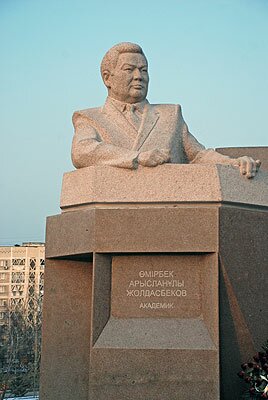 Памятник У. Джолдасбекову в Алматы
