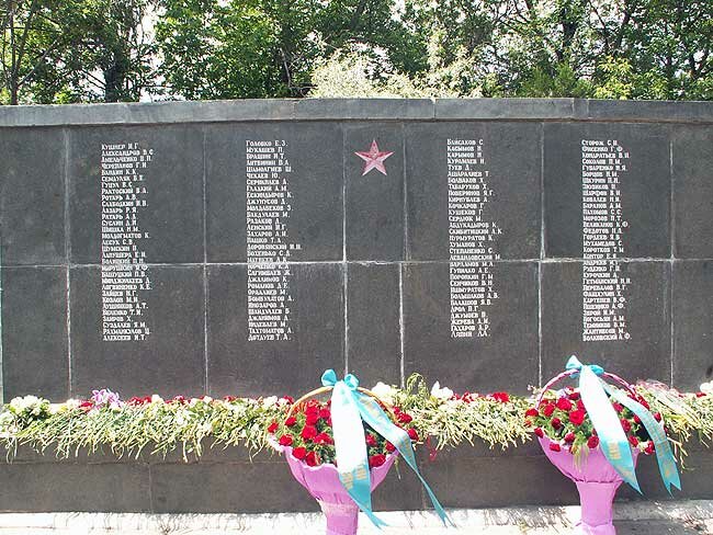 Часть мемориала на Центральном кладбище в Алматы