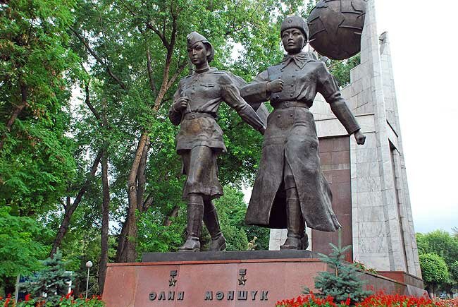 Памятник Маншук Маметовой и Алии Молдагуловой в Алматы