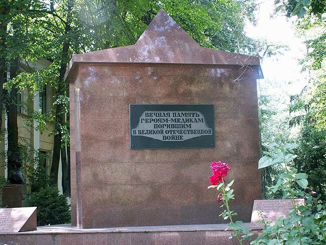 Монумент на аллее героев-медиков в Алматы