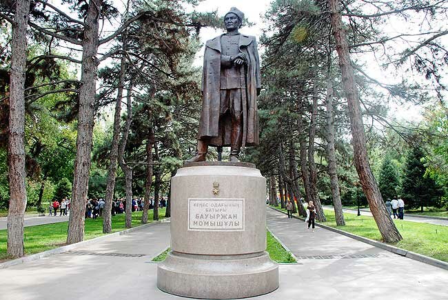 Памятник Бауржану Момышулы в Алматы