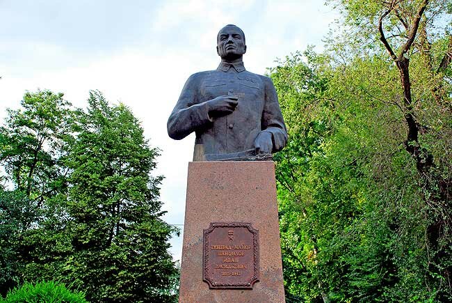 Памятник генералу Панфилову в Алматы