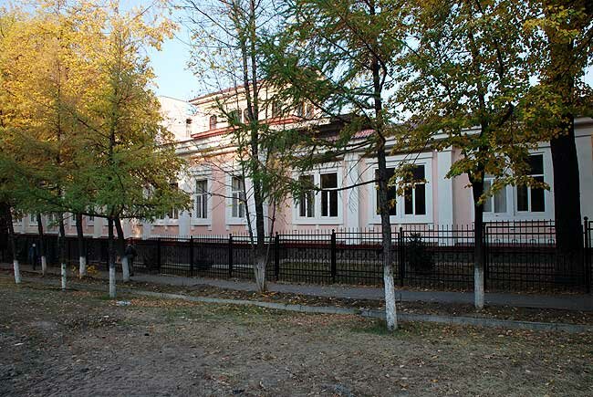 Здание бывшей женской гимназии в Алматы