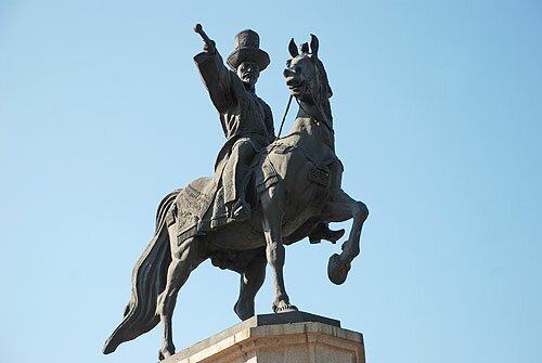 Памятник Абылай хану в Алматы